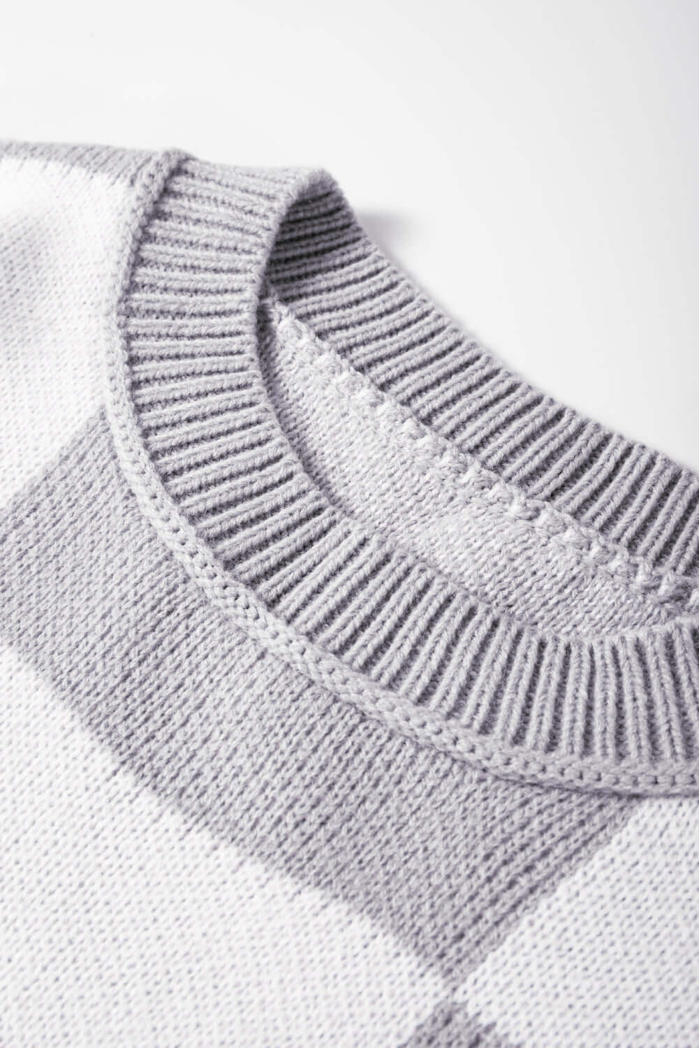 Women's Casual Check Knitted Jumper - Gray. Neckline view.