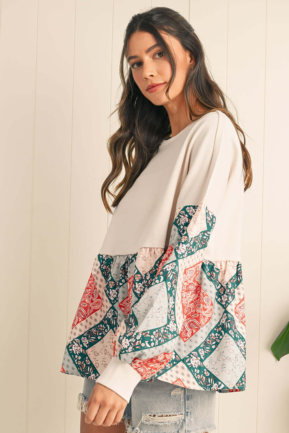 Trendy patchwork sleeve sweatshirt in soft fabric, ideal for relaxed and vintage-inspired looks.
