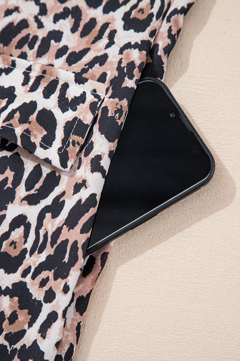 Brown leopard print dress with short sleeves. Pocket view.